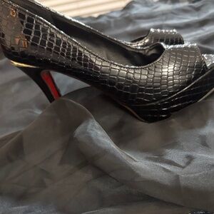 Chic Black Textured Heels